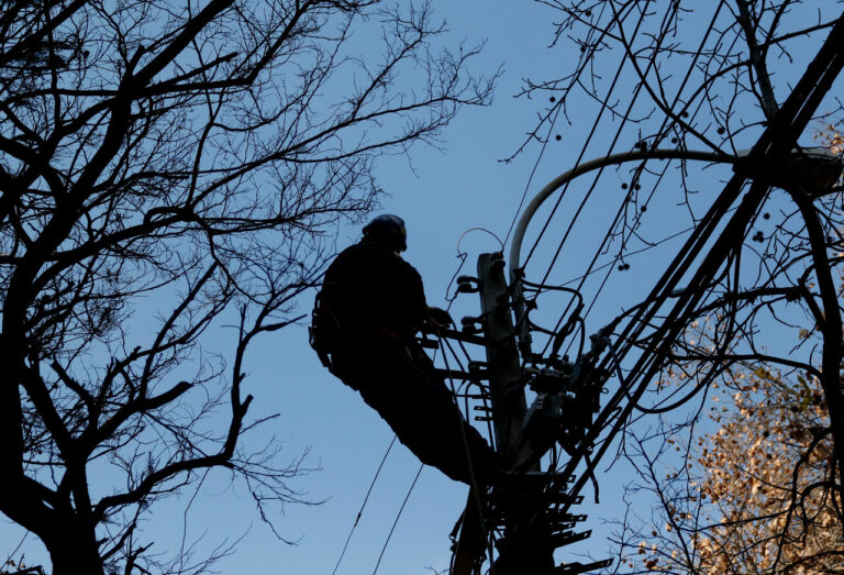 Corte de luz afecta a más de 84 mil clientes en Región Metropolitana: La Cisterna y San Ramón siguen con fallas eléctricas