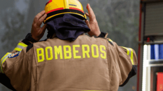 Dos personas mueren tras incendio que destruyó departamentos en Cerrillos