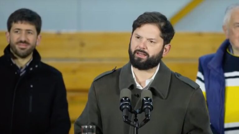 Presidente Boric llama a la unidad del oficialismo tras votar en Punta Arenas y condena 