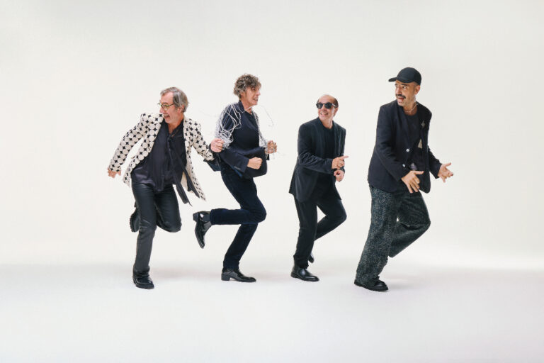 El Cuarteto de Nos agota entradas para su show en el Movistar Arena y confirma su lugar entre los grandes de la música latinoamericana en Chile