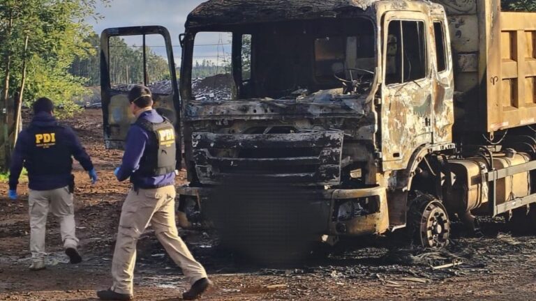 Ataque incendiario en Collipulli: Desconocidos maniataron a trabajador y quemaron camiones y maquinarias