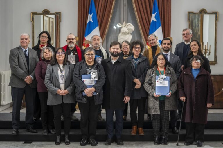 Presidente Boric entrega archivos hasta ahora reservados a familiares de víctimas de la dictadura de Augusto Pinochet