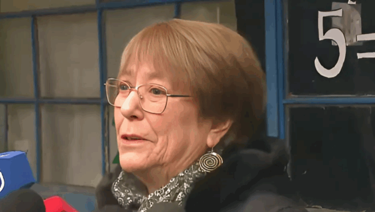 Bachelet llega a votar e insiste en la importancia de las primarias: 