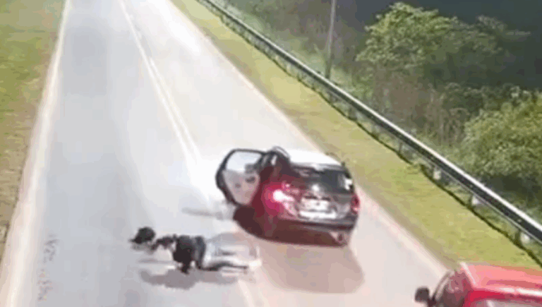 Mujer se lanza de auto en movimiento luego que chofer cambiara de ruta sin explicación
