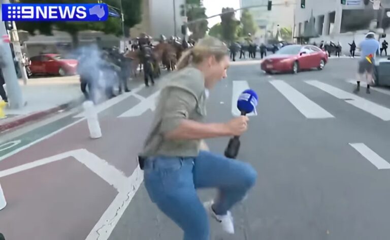 Periodista Lauren Tomasi es herida por una bala de goma disparada por la policía mientras cubría protesta en Los Ángeles