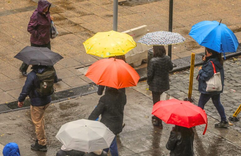 ¿Cuándo habrá que sacar los paraguas de nuevo? Revisa para qué días está pronosticada la lluvia en Santiago