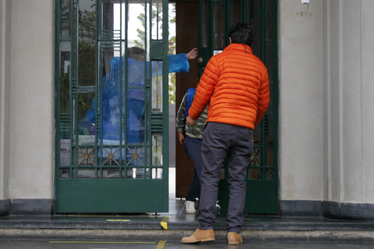 ¿Se suspenden las clases por la lluvia en Santiago? Mineduc aclaró cuál es el protocolo