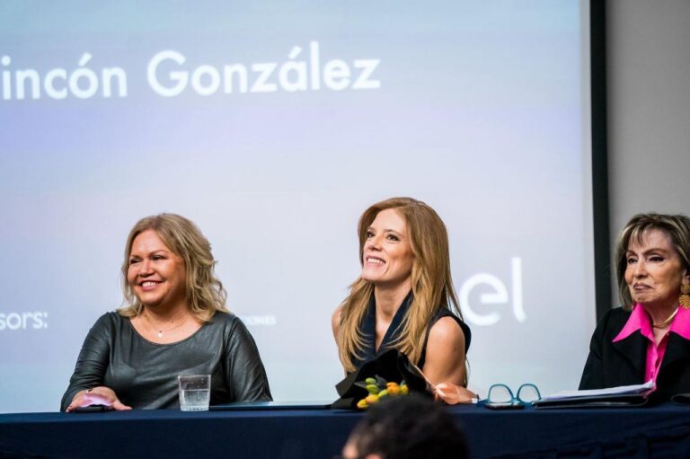 Cinco ministros de Estado, los presidentes de ambas Cámaras, tres rectores, periodistas y un gran equipo de CNN Chile: Así fue el acto en que Mónica Rincón recibió el Premio Lenka Franulic 2024