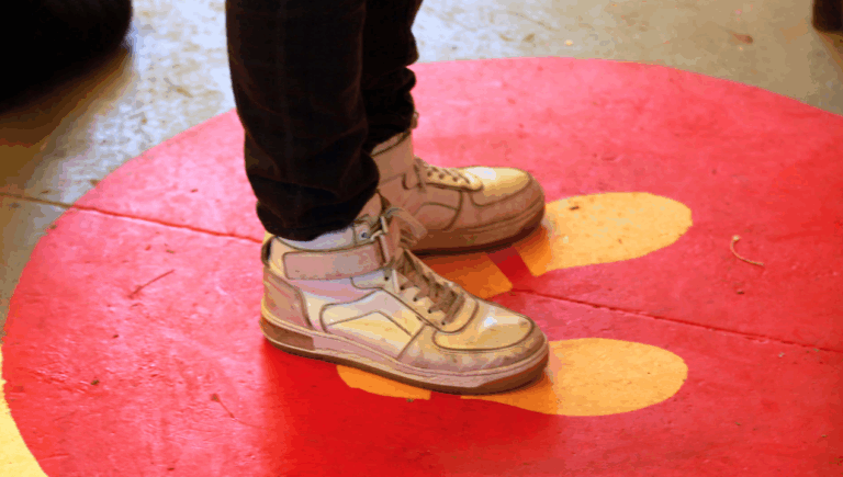 Esta es la peligrosa razón por la que tus zapatos podrían enfermar a tu familia