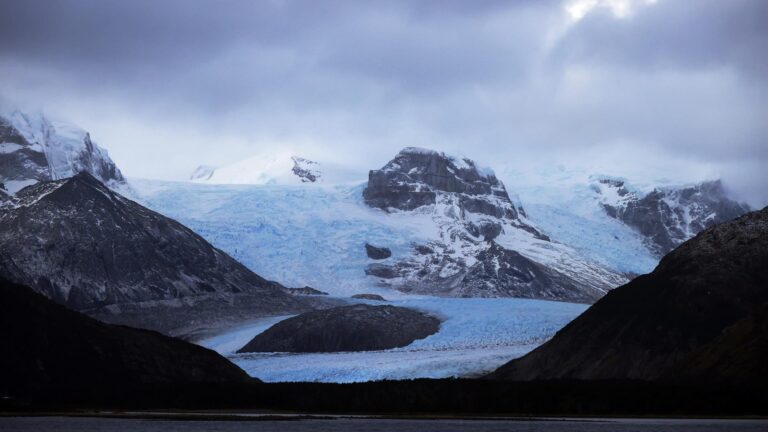 Científicos advierten que casi el 40% de los glaciares en todo el mundo está condenado a desaparecer