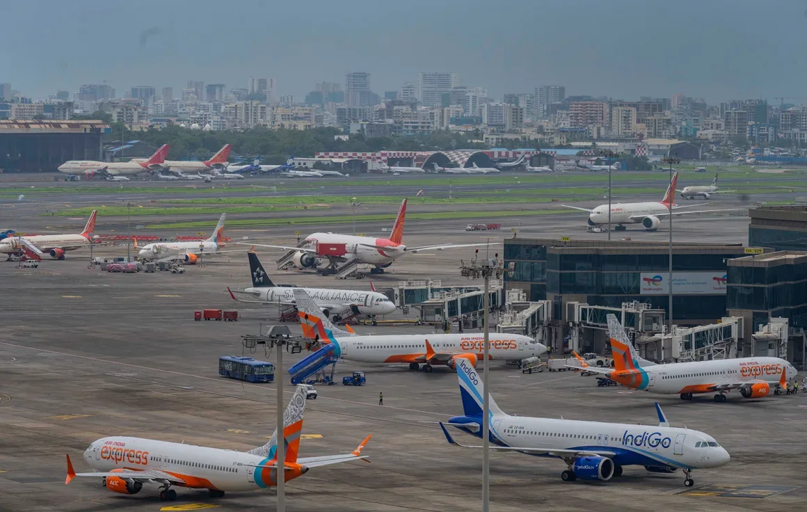 Aviones estacionados en el Aeropuerto de Bombay el 13 de junio de 2025, en Bombay, India. Muchos vuelos fueron cancelados o desviados tras el ataque israelí contra Irán y el posterior cierre del espacio aéreo iraní. Satish Bate/Hindustan Times/Getty Images