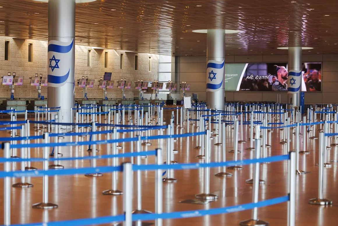 Una sala de pasajeros vacía en el Aeropuerto Internacional Ben Gurion de Tel Aviv después de que se cancelaran los vuelos tras los ataques israelíes contra ciudades iraníes el 13 de junio de 2025. Kobi Wolf/Bloomberg/Getty Images