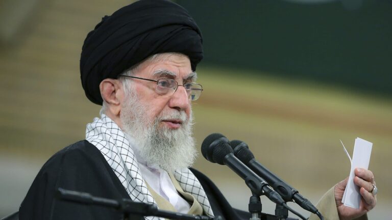 ¿Quién es el ayatola Alí Jamenei, el líder de Irán a quien Trump calificó como 