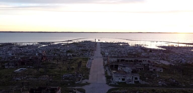 La catástrofe de Villa Epecuén: La localidad argentina de 1.500 habitantes que estuvo desaparecida por 20 años