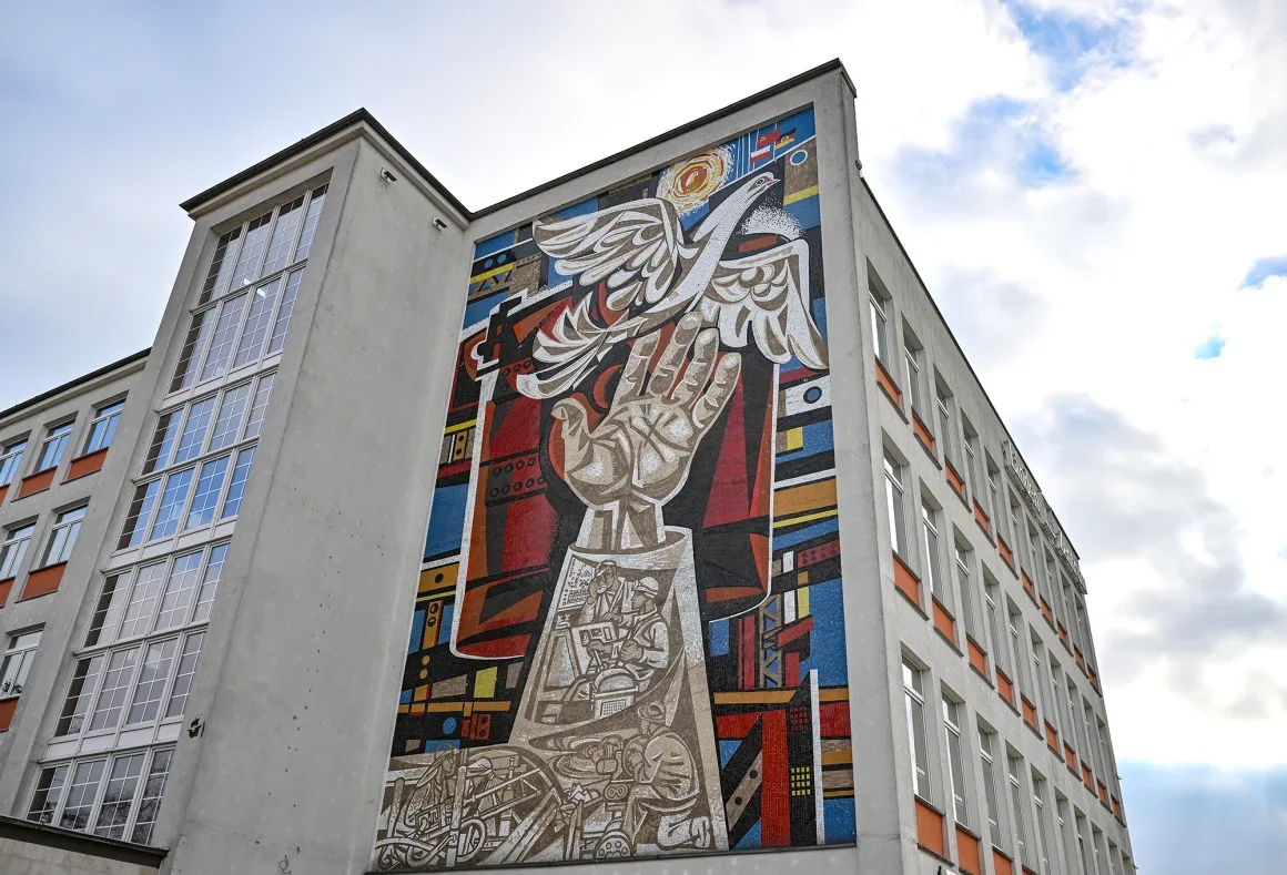 Un gran mosaico del artista realista socialista alemán Walter Womacka en la fachada de unos antiguos grandes almacenes de la ciudad. Patrick Pleul/Picture Alliance/Getty Images