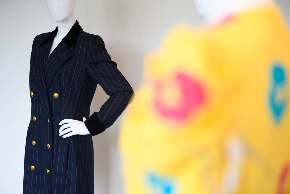Un vestido cruzado de lana azul marino con raya diplomática, diseñado por Catherine Walker, que la princesa Diana lució al salir del Hotel Carlyle de Nueva York en enero de 1995. Joe Maher/Getty Images