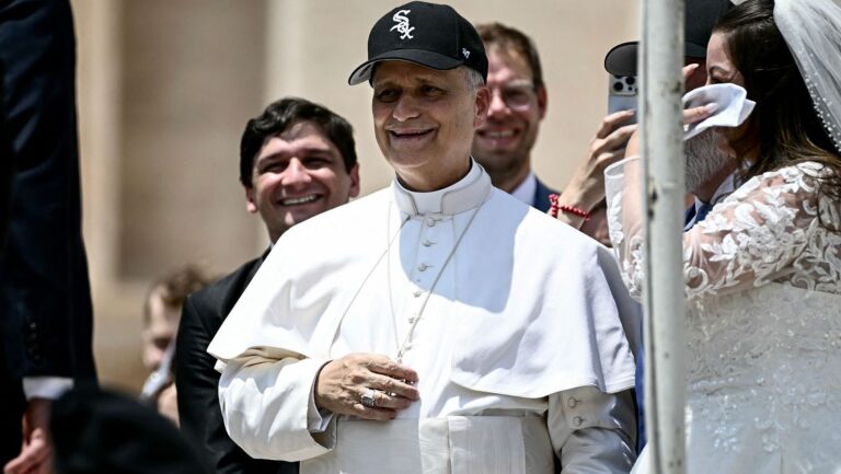 ¿Adiós al uniforme papal? León XIV causa sensación al lucir jockey de su equipo de béisbol favorito en audiencia en el Vaticano