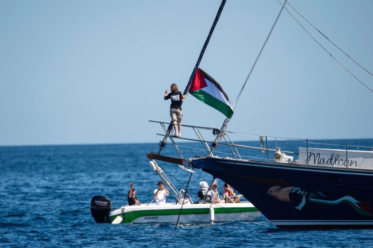Barco llevaba a Greta Thunberg: Reportan que fuerzas israelíes abordaron buque que viajaba rumbo a Gaza con ayuda humanitaria