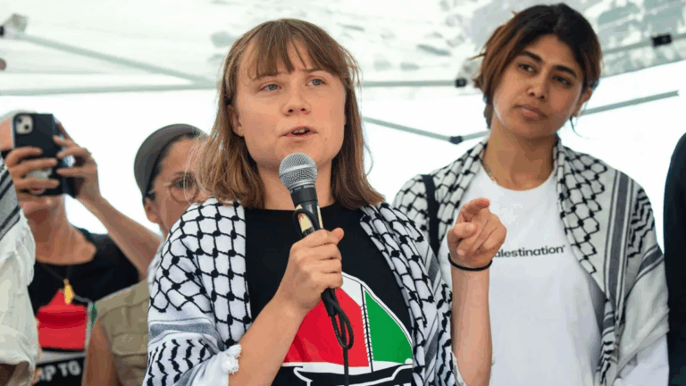 La activista climática Greta Thunberg se une a la tripulación de un barco de ayuda que navega hacia Gaza