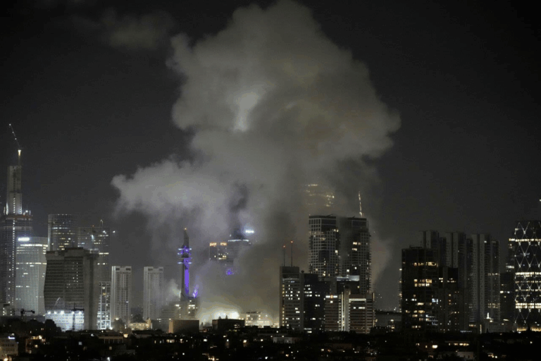 El momento en que un misil iraní impacta en el centro de Tel Aviv, Israel