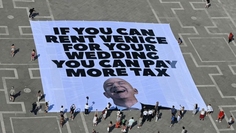 Denuncian privatización de espacios públicos: Protestas en Venecia obligan a Jeff Bezos a cambiar el lugar de su millonaria boda