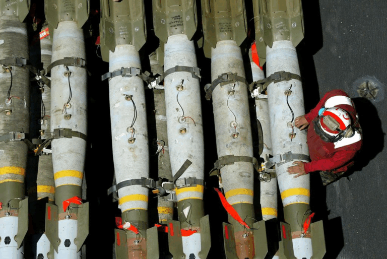 La bomba puede perforar una montaña: Esta es el arma secreta de EE. UU. que podría destruir la planta nuclear de Irán