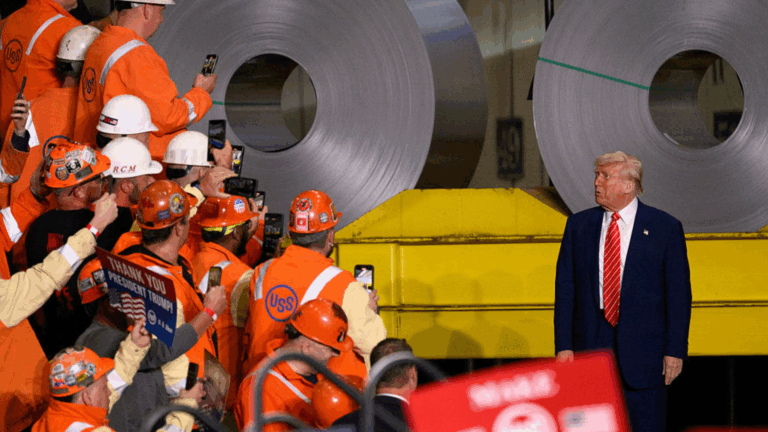 Trump firma decreto que duplica aranceles al acero y aluminio: “Con 50 %, ya no pueden saltar la valla