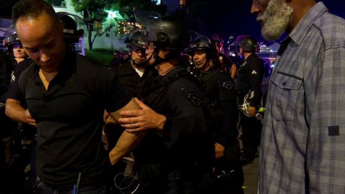 Equipo de CNN fue escoltado por la Policía de Los Ángeles fuera de la zona de protestas: También los detuvieron brevemente