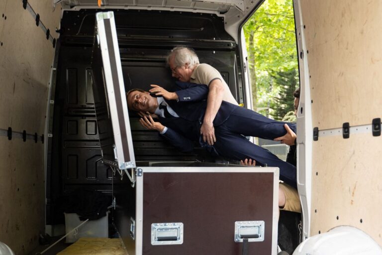 Roban estatua de cera de Emmanuel Macron para usarla en una protesta antirrusa