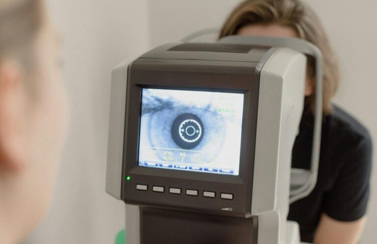 Puede llegar a causar ceguera: ¿En qué consiste la uveítis?