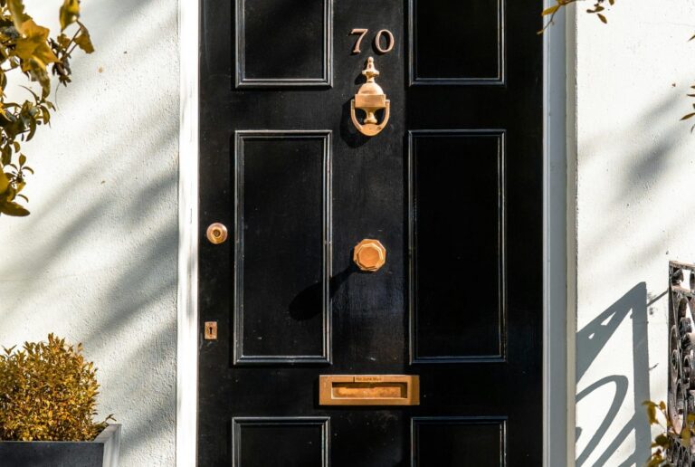 Denuncian el robo de manillas de puertas en Providencia: Ladrones las arrancan de cuajo