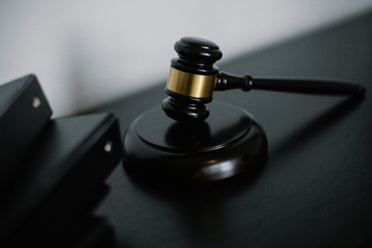 España: Tribunal ordena a padre seguir pagando pensión a su hijo de 24 años que no trabaja ni estudia