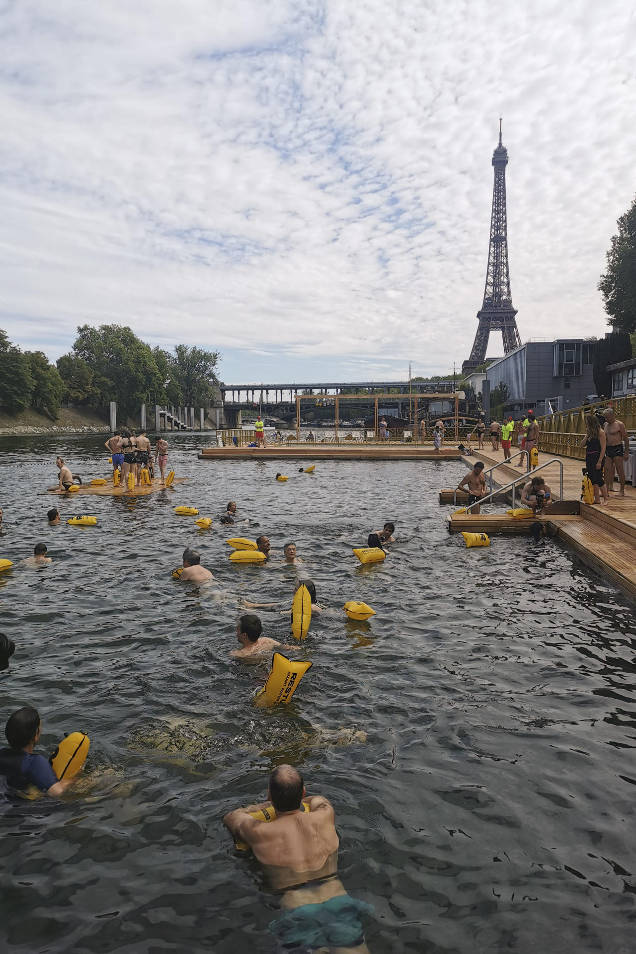 Las aguas del Sena volvieron a recibir a bañistas en París este sábado por primera vez desde 1923. Varias decenas de personas se zambulleron en las aguas del río en la primera zona abierta, en el centro de la ciudad y muy cerca del Ayuntamiento. EFE/ Rafael Cañas