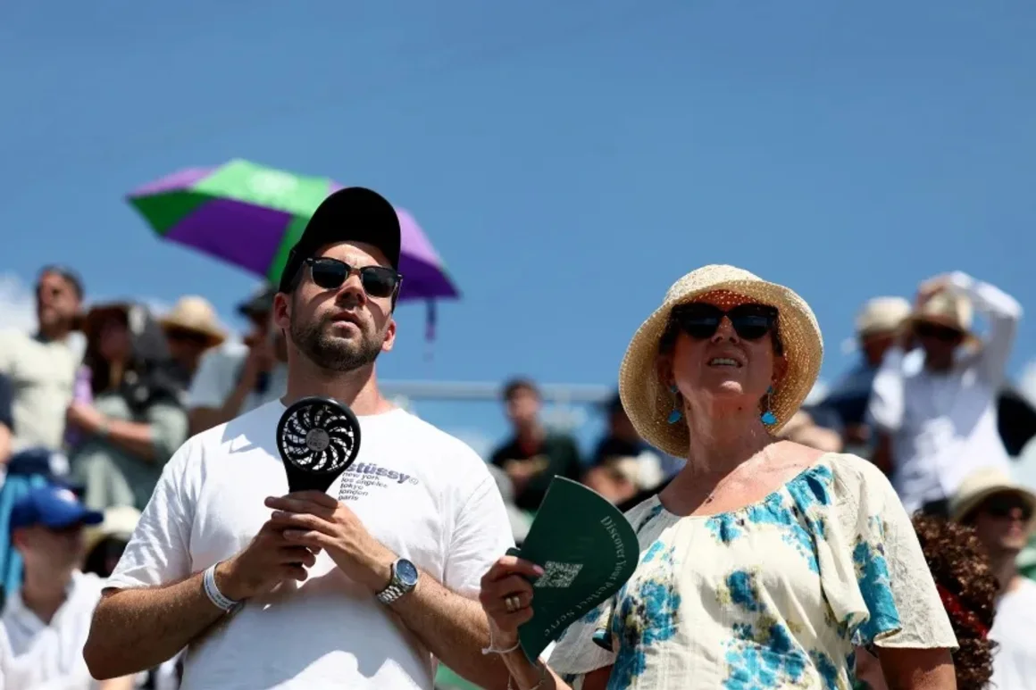 Los aficionados al tenis en Wimbledon usan ventiladores portátiles para refrescarse durante el partido de primera ronda entre el ruso Daniil Medvedev y el francés Benjamin Bonzi, en Londres, el 30 de junio de 2025. Isabel Infantes/Reuters