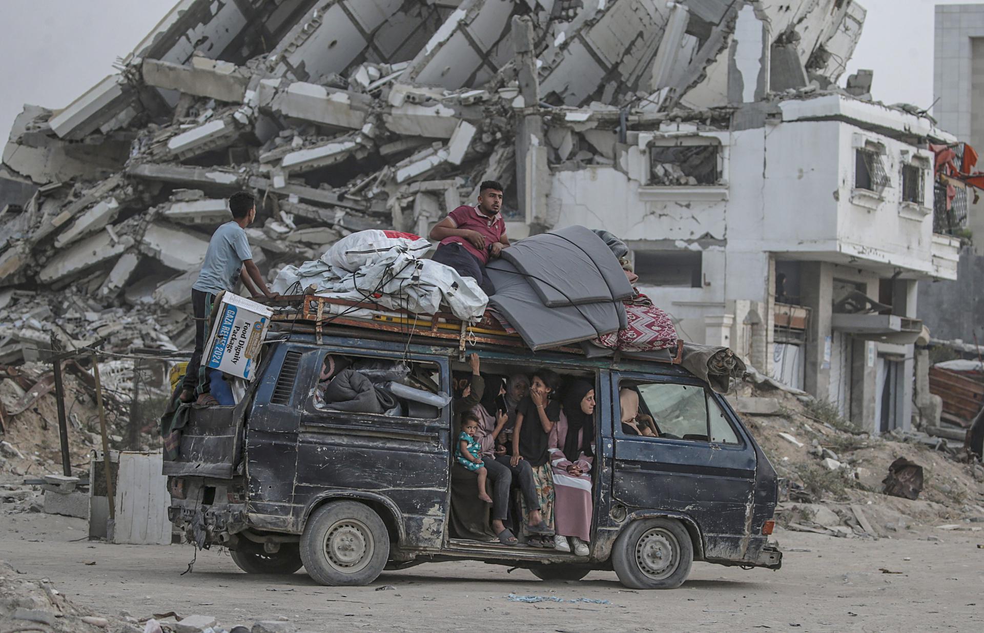 Palestinos desplazados internamente con sus pertenencias tras una orden de evacuación emitida por el ejército israelí en la Franja de Gaza norte, en la ciudad de Gaza, en una imagen de archivo. EFE/EPA/MOHAMMED SABER
