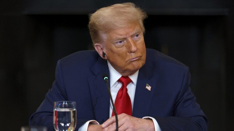 Trump amenaza con aranceles de 50% a Brasil si no detiene 