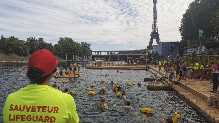 París celebra apertura de aguas del río Sena para el baño tras un siglo de prohibición