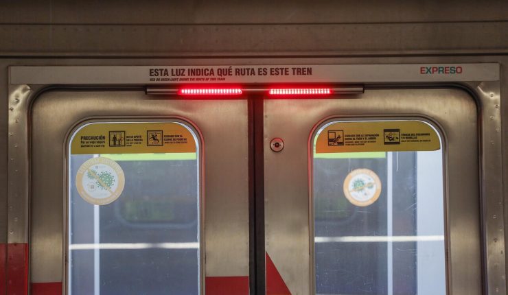 Metro cierra estación Mirador tras disturbios por arengazo no autorizado de Colo Colo