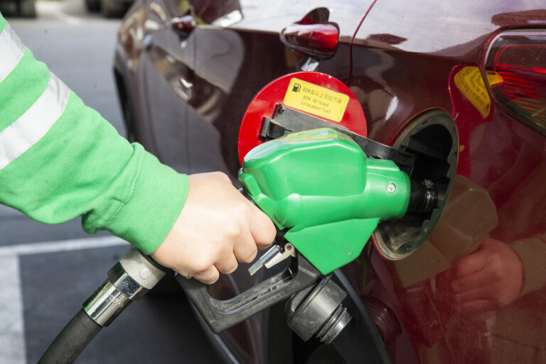 Precio de la gasolina registra importante caída durante este jueves: Valor del combustible baja más de 25$