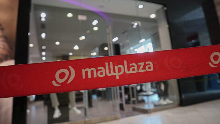Sernac denuncia a Mall Plaza tras caída de techo que golpeó a consumidora: Mujer acusó que nadie se hizo responsable