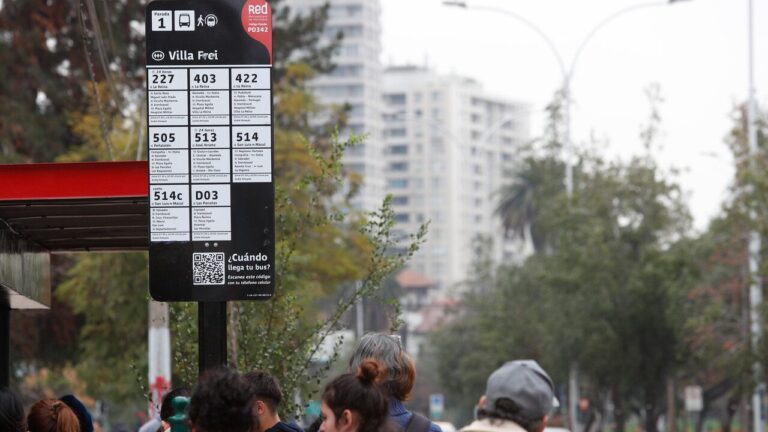 Avanza renovación de más de 600 paraderos en Santiago: Proyecto incluye limpieza y mantención periódica