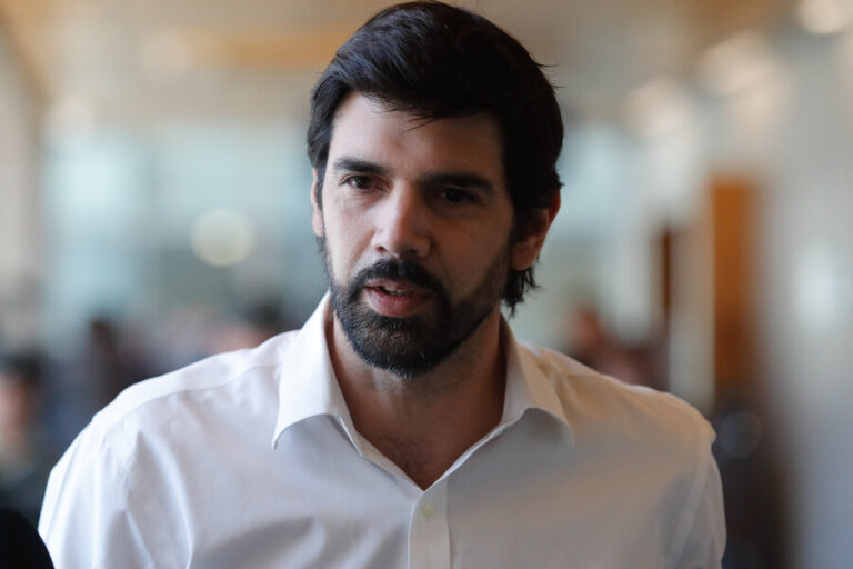 Plataforma con fines electorales y negocios familiares: La arremetida de Fiscalía contra Lavín Jr. tras solicitud de desafuero