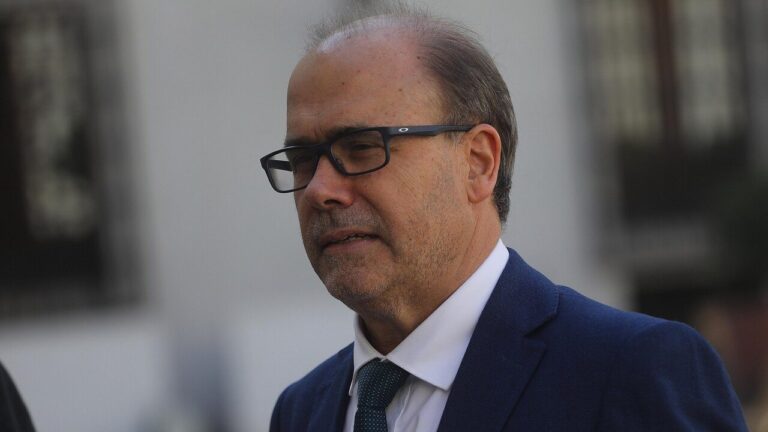 Undurraga advierte que renunciará como presidente de la DC si el partido decide apoyar a Jeannette Jara