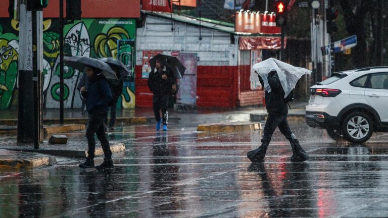 CGE activa plan de contingencia por lluvias en la Región Metropolitana: Desplegará más de 150 brigadas en terreno