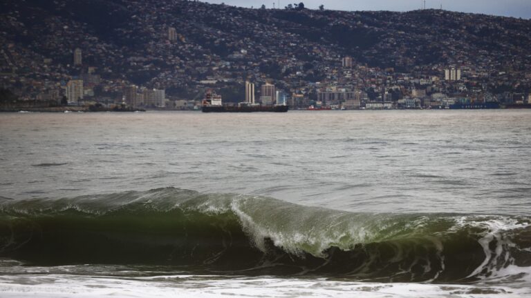 Marejadas en Chile: Armada emite aviso para costas desde el Golfo de Penas hasta Arica