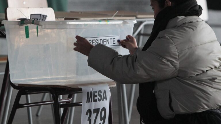Comisión del Senado discutirá proyecto de ley que busca otorgar un día libre a vocales de mesa: ¿De qué se trata?