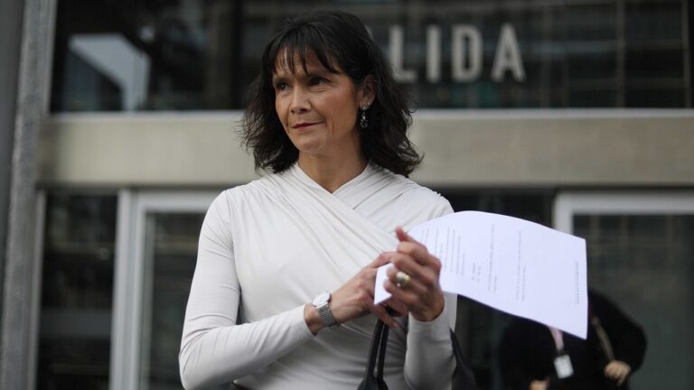 Presidenta de la Polla Chilena se querella por falsificación informática: La vincularon a aplicación de casino fraudulenta