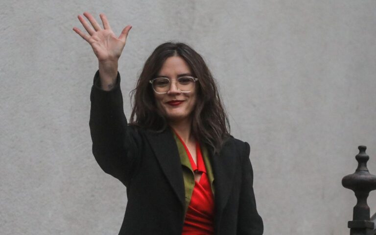 Ministra Vallejo en su llegada a La Moneda tras postnatal: “No me voy a ninguna parte”