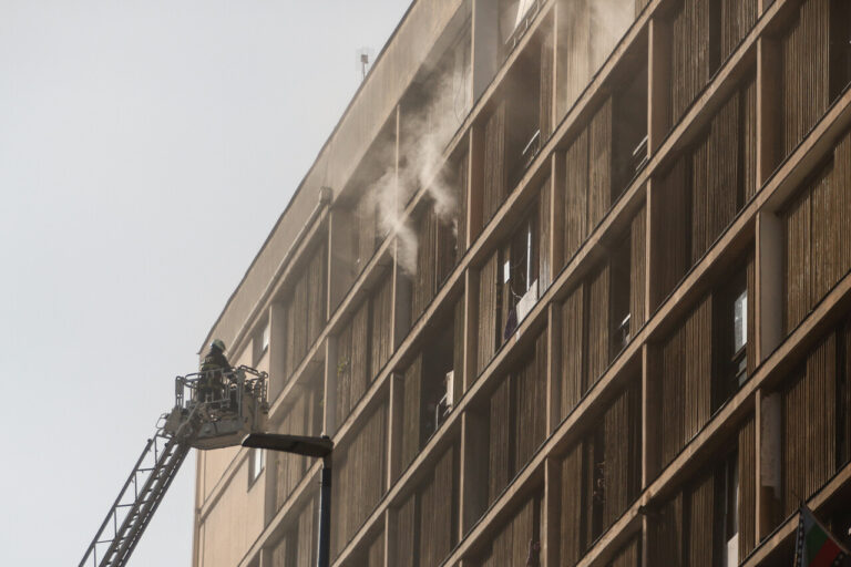 Seis bomberos lesionados y una mujer en riesgo vital: Incendio en Santiago centro se mantiene activo tras más de 19 horas