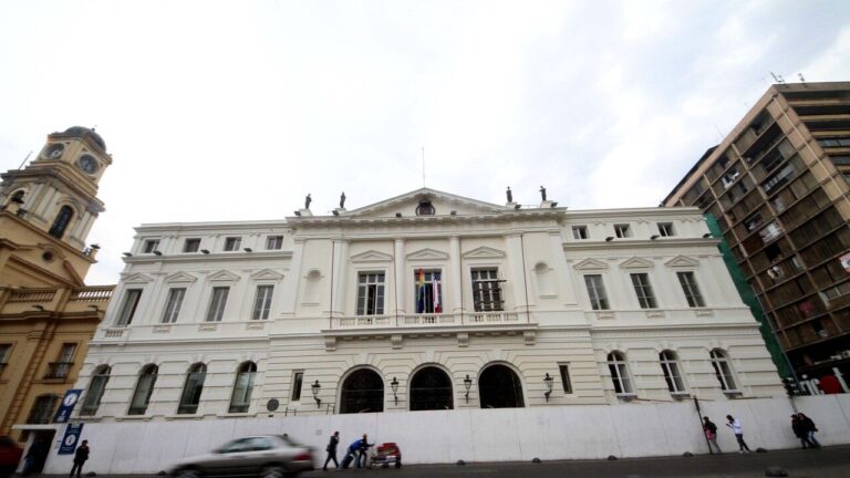 Contraloría detecta irregularidades en libro de asistencia de Municipalidad de Santiago: Hay omisiones en ingresos y salidas